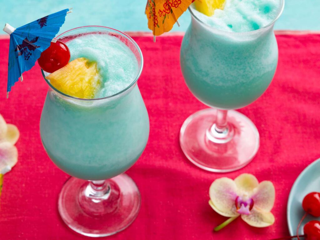 Bebida azul con alcohol Blue Hawaiian